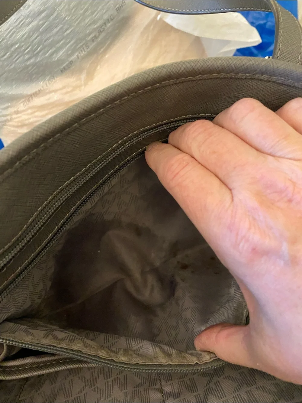 Michael kors grey travel bag . - Picture 7 of 7